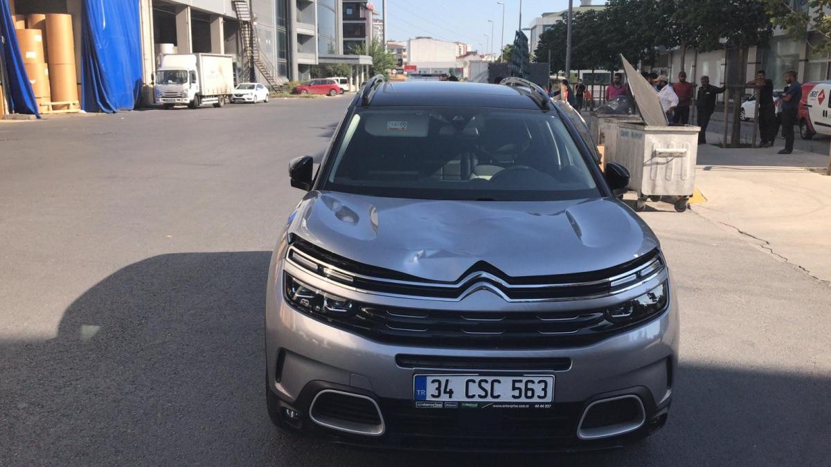 Esenyurt'ta atık toplayıcısına otomobil çarptı