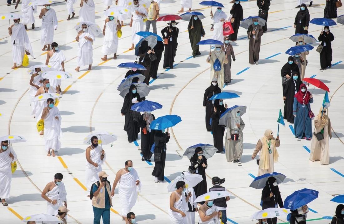 Hacı adaylarının koronavirüs önlemli tavafı