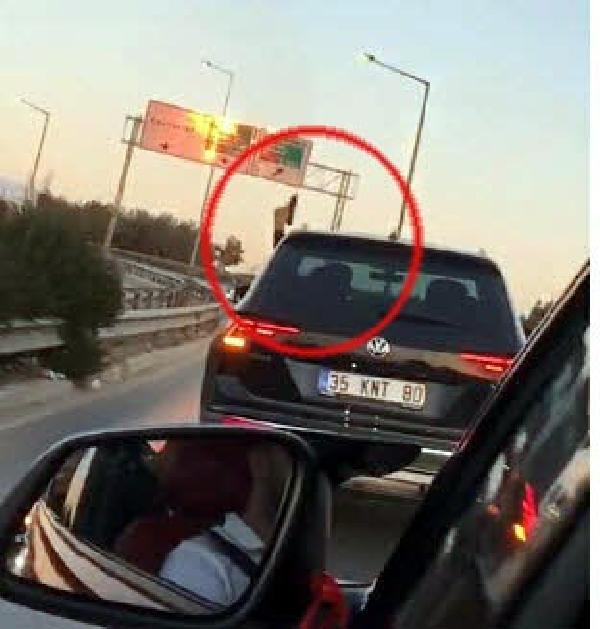İzmir'de şehir magandası trafikte havaya ateş açtı