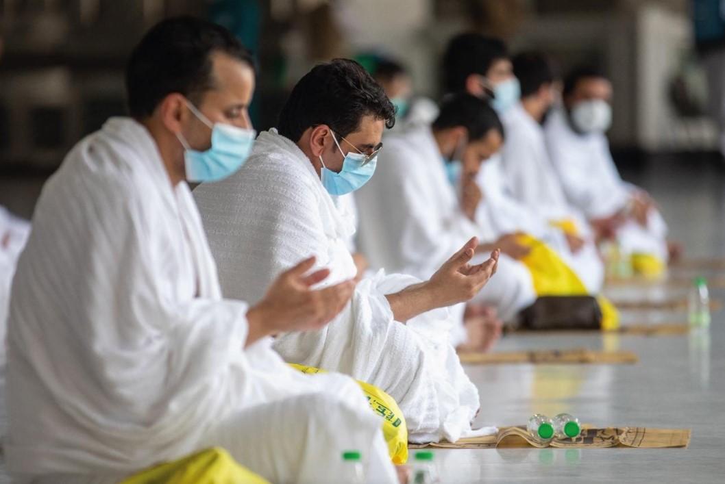 Hacı adaylarının koronavirüs önlemli tavafı