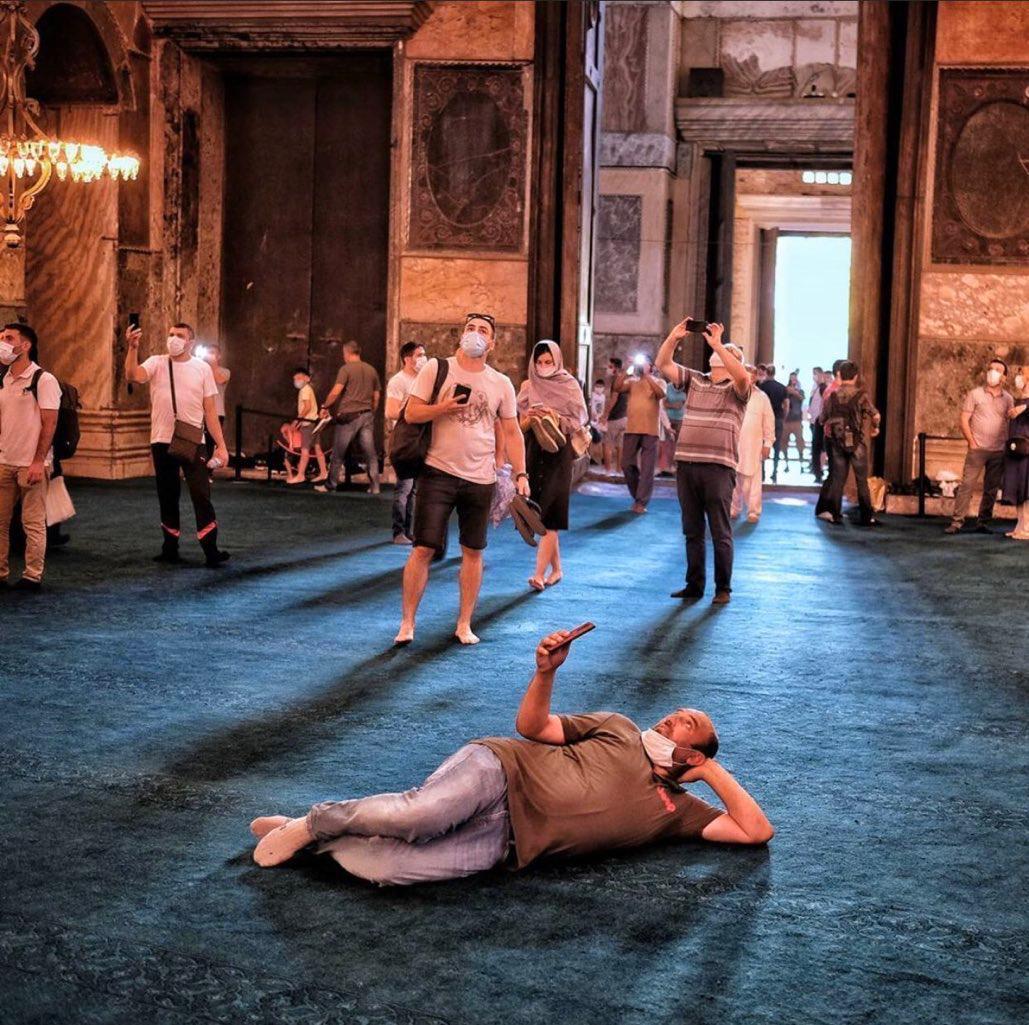 Turistler Ayasofya Camii'nin her yerini fotoğraflıyor