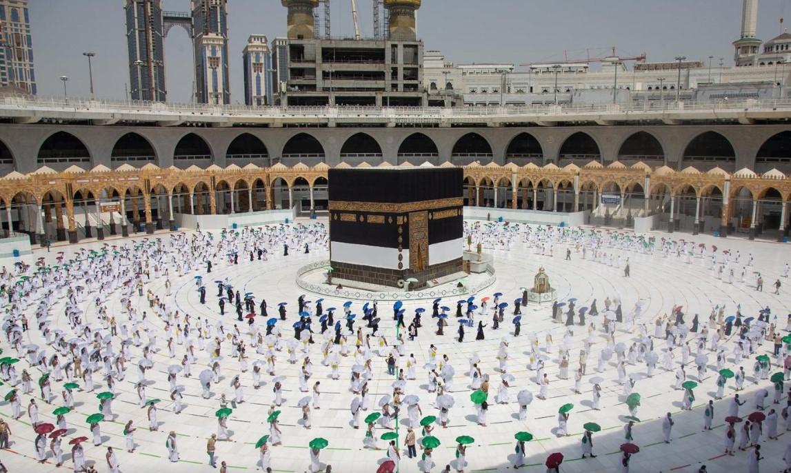 Hacı adaylarının koronavirüs önlemli tavafı
