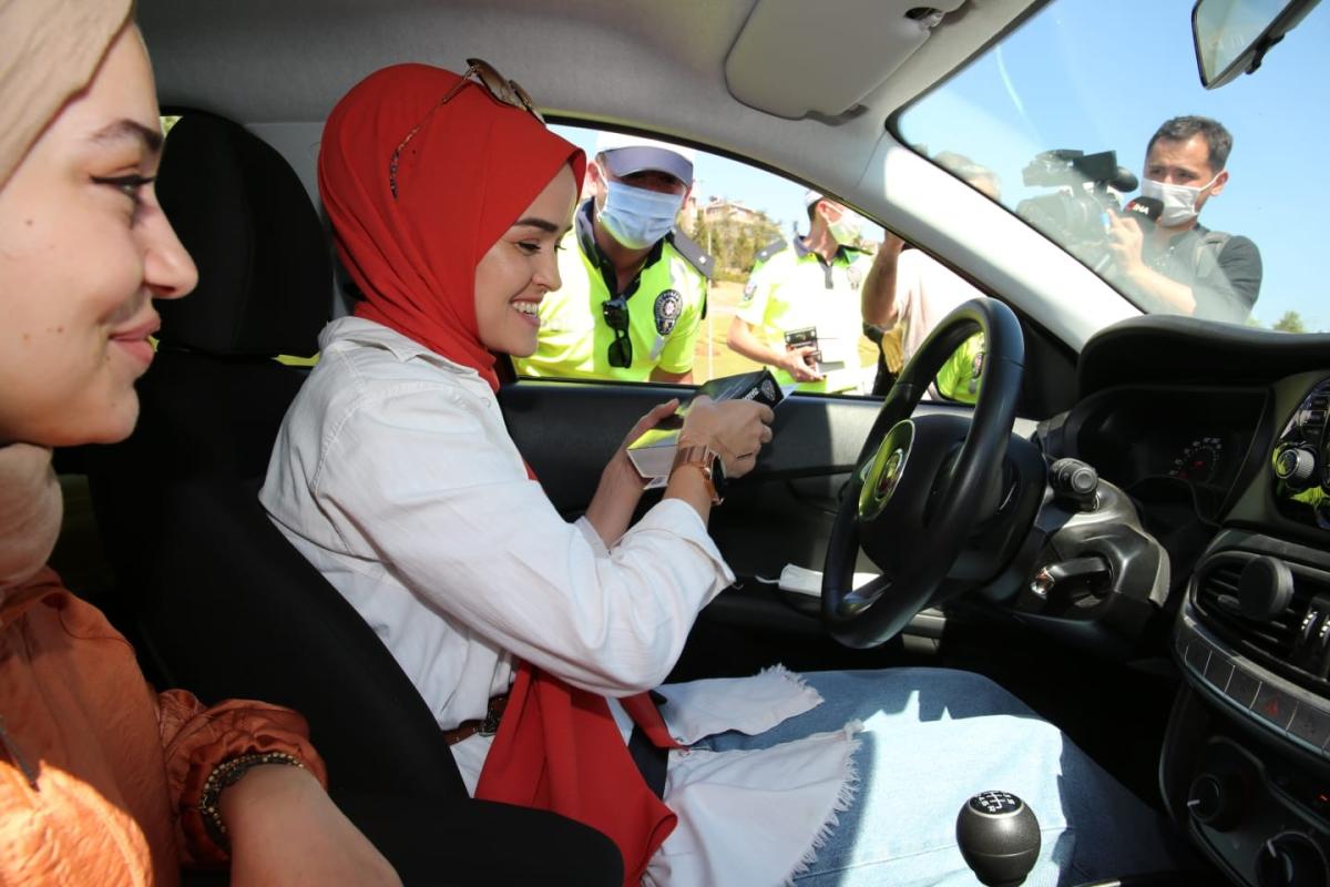 Kocaeli'den geçen sürücülere pişmaniye ikram edildi