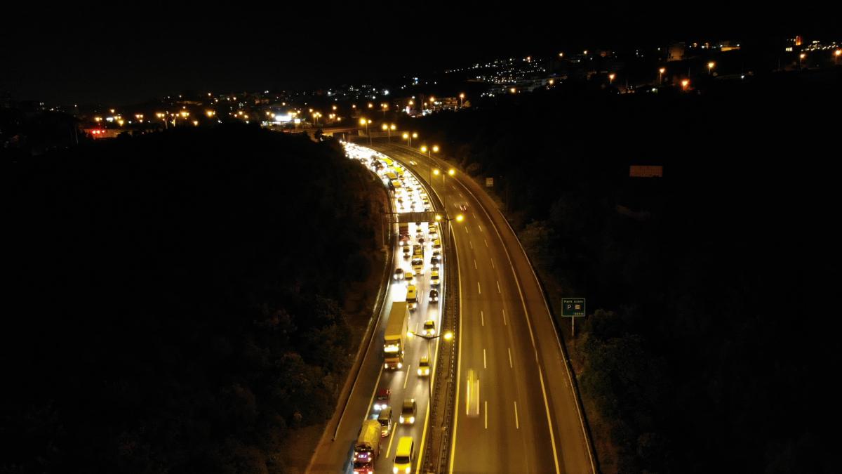 Tatilciler yola çıktı, trafik sıkışmaya başladı