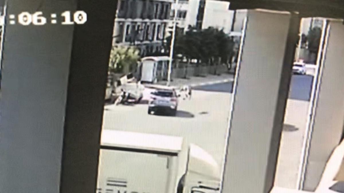 Esenyurt'ta atık toplayıcısına otomobil çarptı