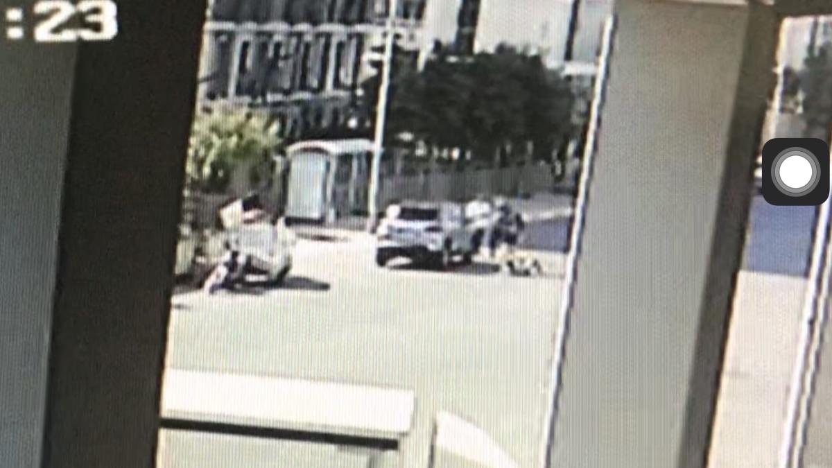 Esenyurt'ta atık toplayıcısına otomobil çarptı