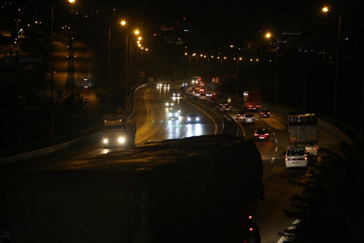 Tatilciler yola çıktı, trafik sıkışmaya başladı