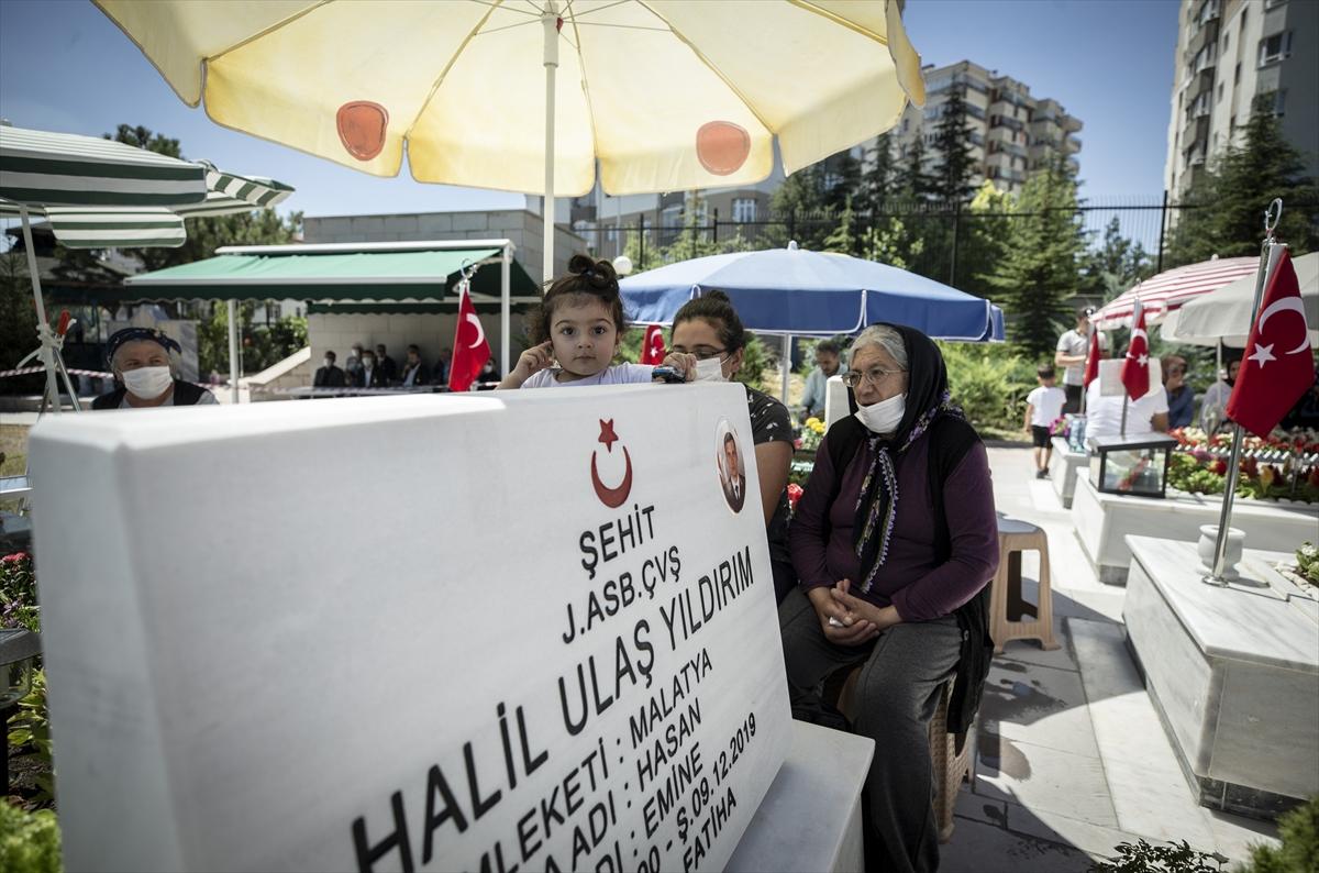 Ankara'da şehitliklere bayram ziyareti