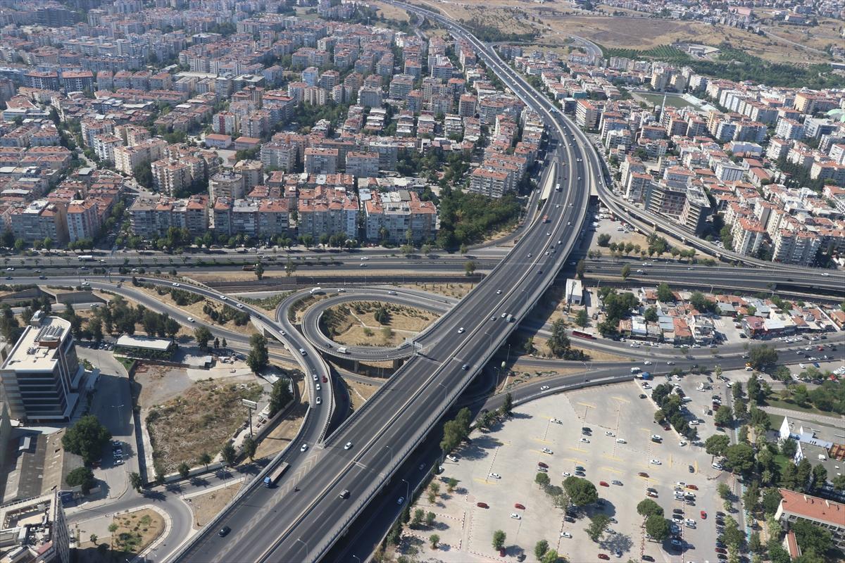 İzmir'de bayram trafiği havadan denetlendi