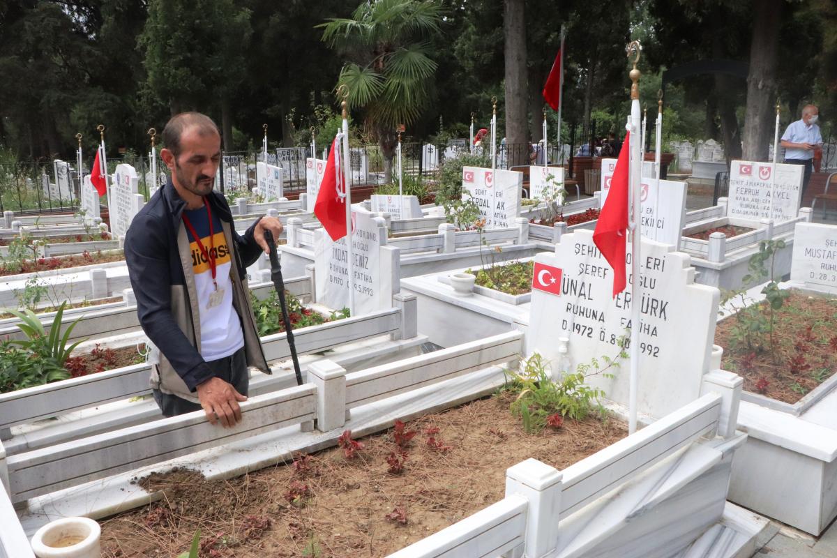 Samsun'da gözleri görmese de 20 senedir şehitliğe geliyor