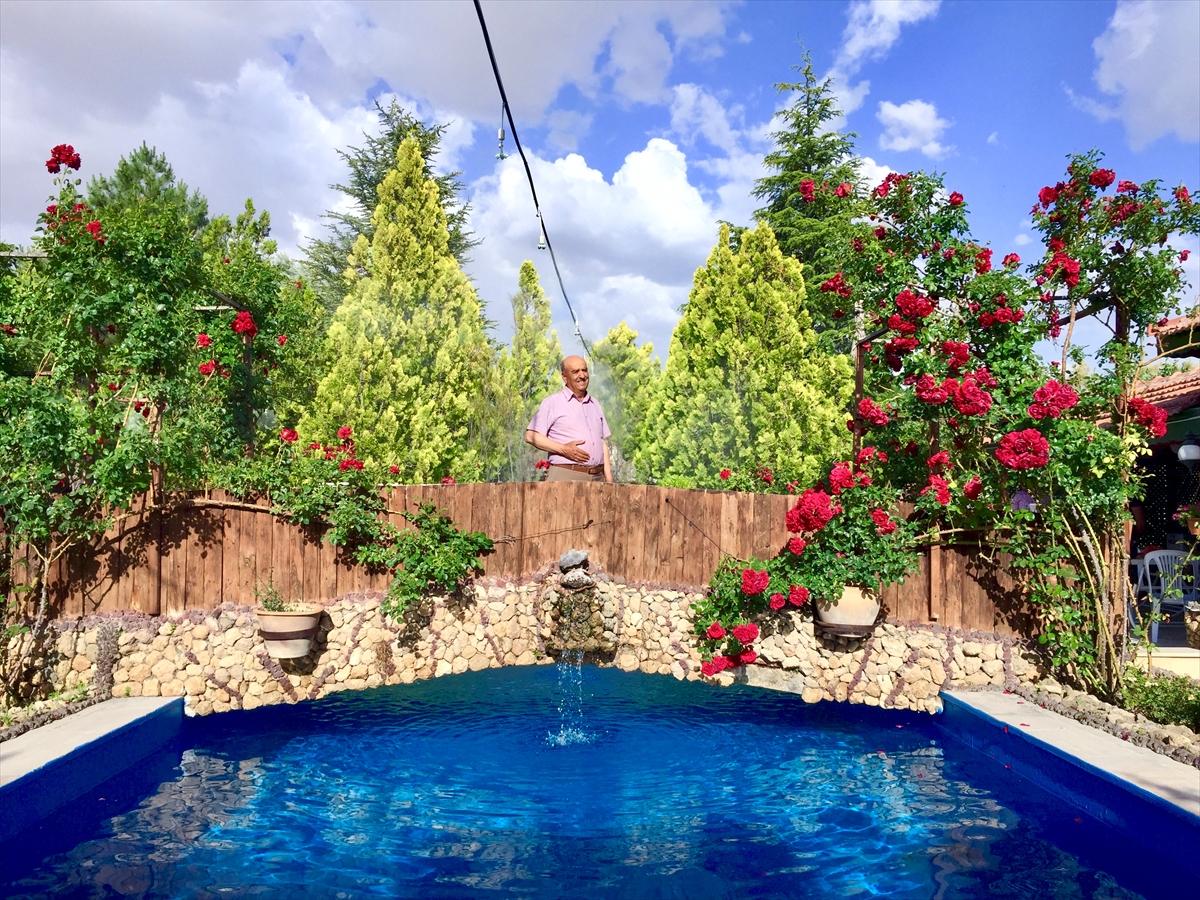 Karapınar'daki çorak arazisini vahaya çevirdi