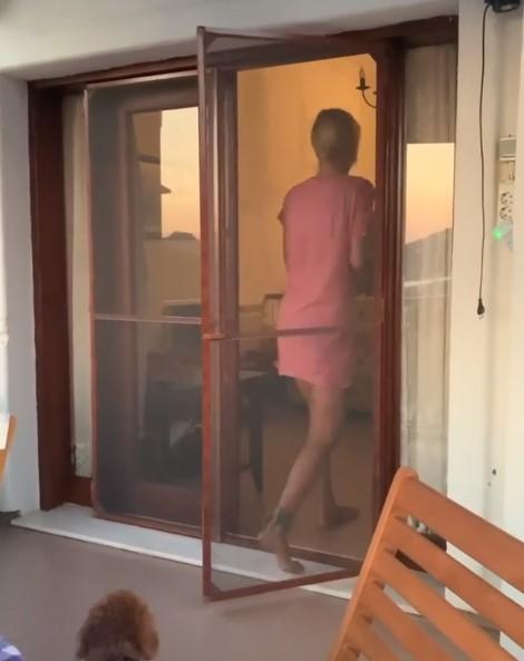 Çağla Şikel'in 'masayı topluyorumdur' videosu