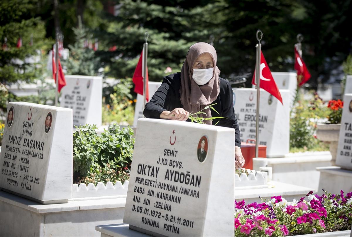 Ankara'da şehitliklere bayram ziyareti