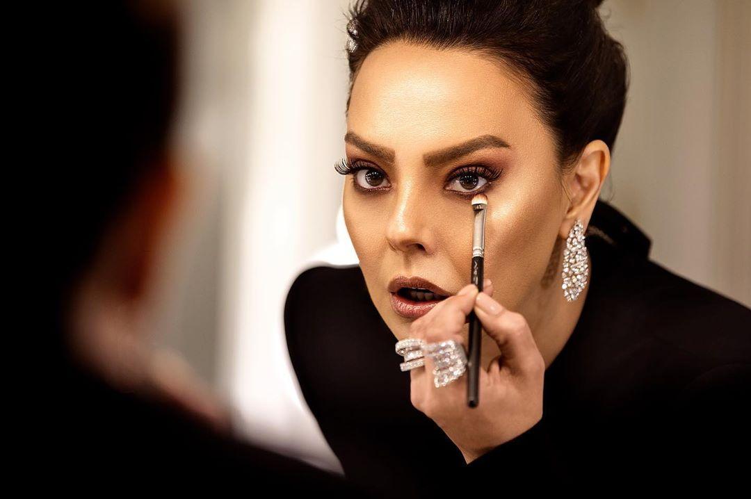 Ebru Gündeş'in kaş bakımı yalıda yapılıyor