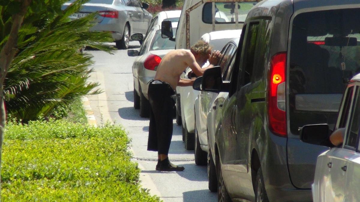 Antalya'da sürücüleri taciz eden adam, zor anlar yaşattı