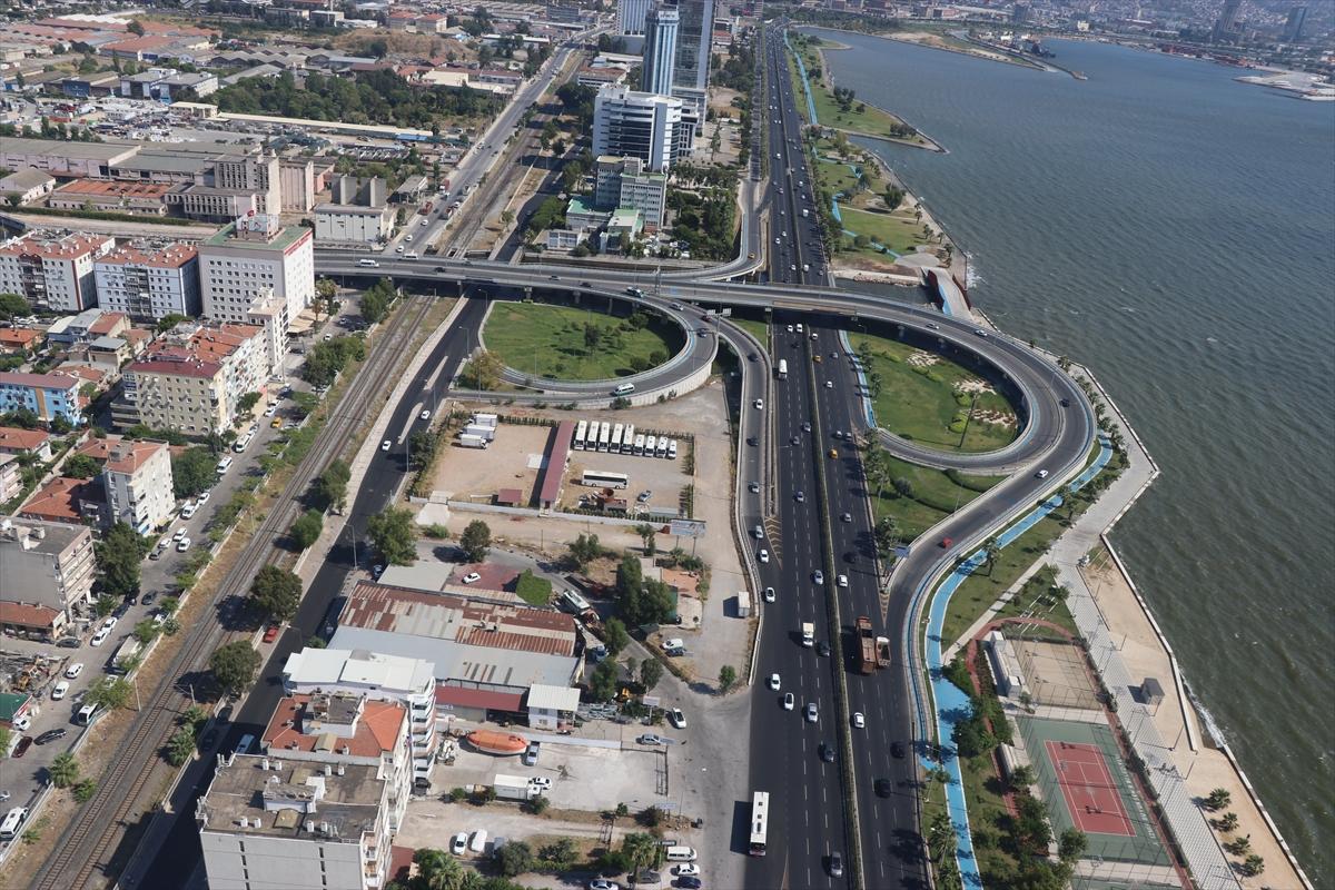İzmir'de bayram trafiği havadan denetlendi