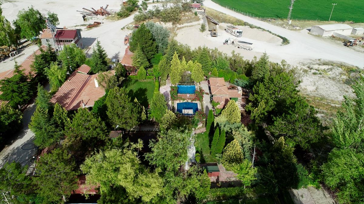 Karapınar'daki çorak arazisini vahaya çevirdi