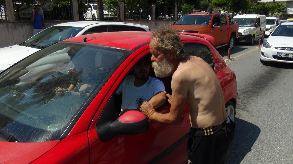 Antalya'da sürücüleri taciz eden adam, zor anlar yaşattı