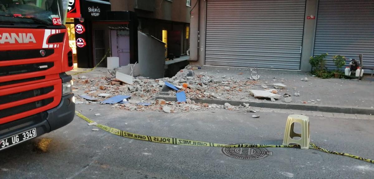 Küçükçekmece'de bir binanın balkonu yıkıldı