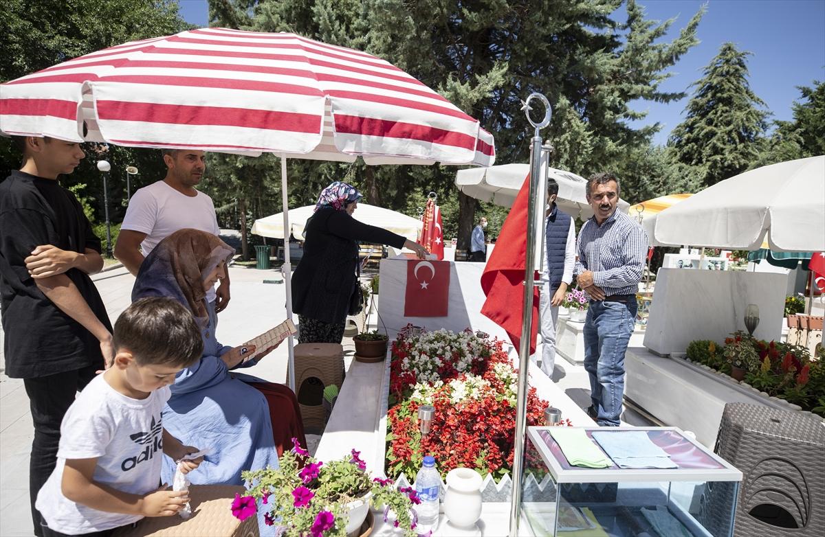 Ankara'da şehitliklere bayram ziyareti