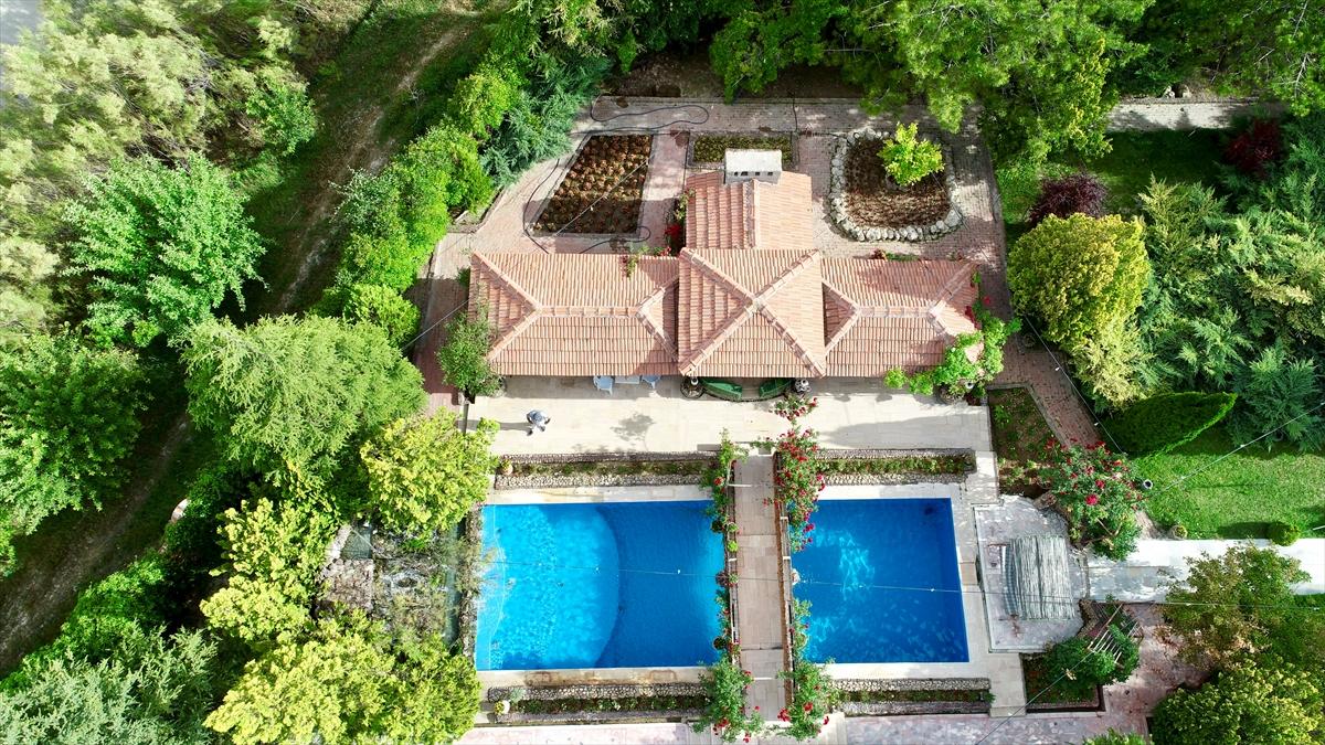 Karapınar'daki çorak arazisini vahaya çevirdi