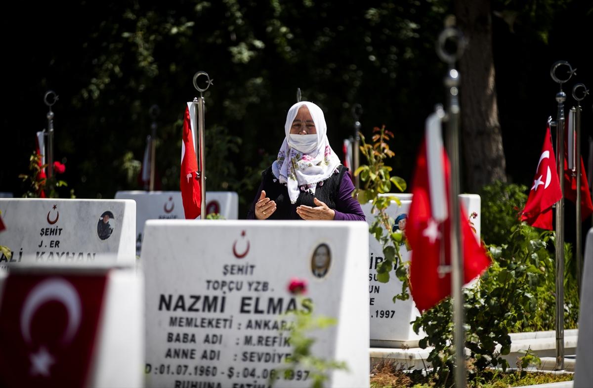 Ankara'da şehitliklere bayram ziyareti