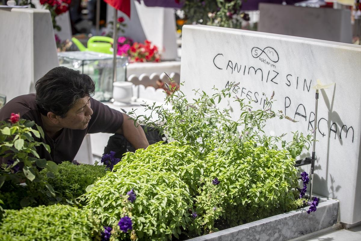 Ankara'da şehitliklere bayram ziyareti