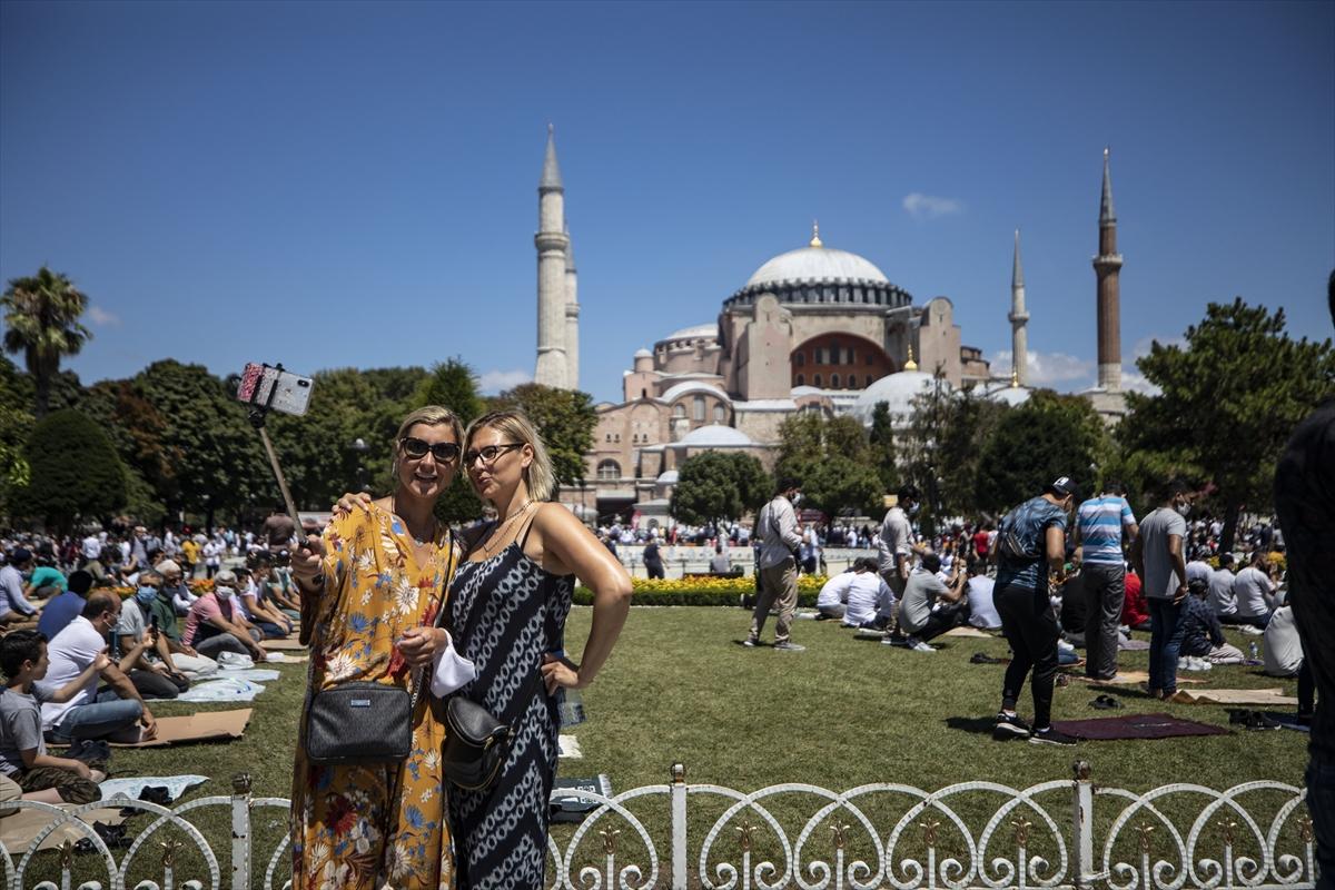Ayasofya'da turistler ve ibadet edenler aynı karede