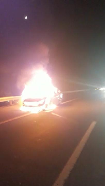 Bolu'da bir otomobil yanarak kül oldu