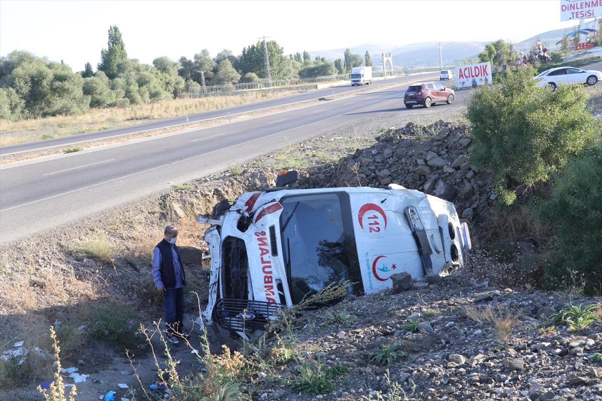 Yozgat'ta ambulans devrildi: 3 yaralı