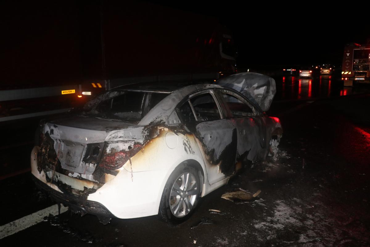 Bolu'da bir otomobil yanarak kül oldu