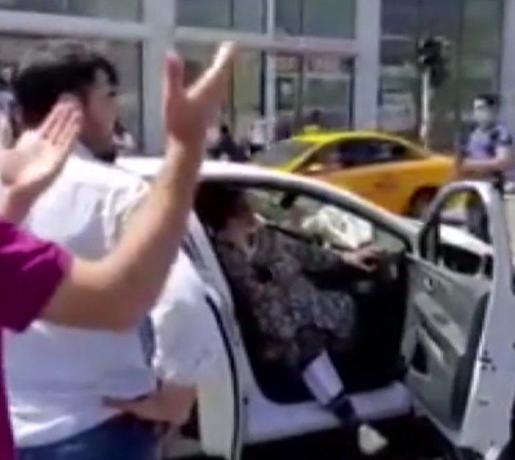 Esenyurt'ta minibüs otomobile çarptı