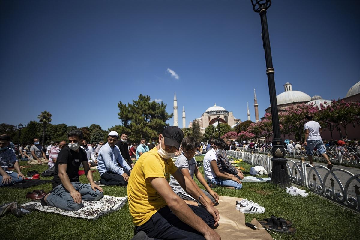 Ayasofya'da turistler ve ibadet edenler aynı karede