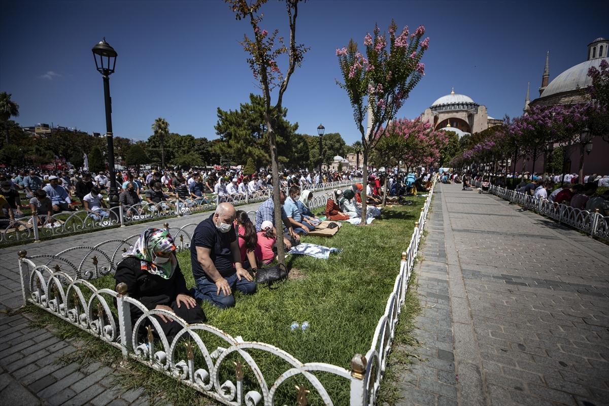 Ayasofya'da turistler ve ibadet edenler aynı karede