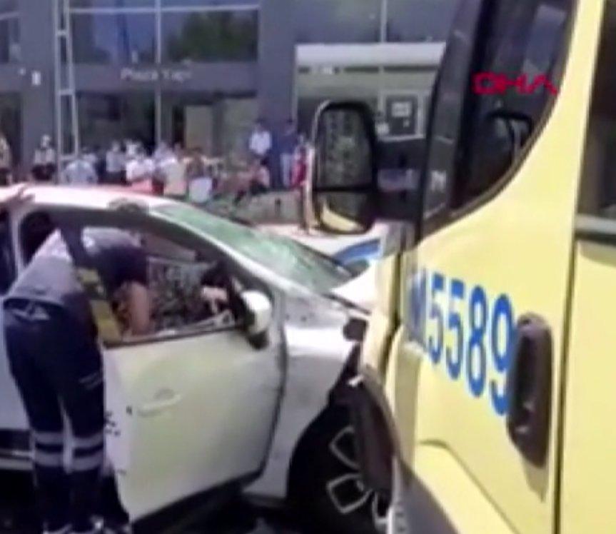 Esenyurt'ta minibüs otomobile çarptı