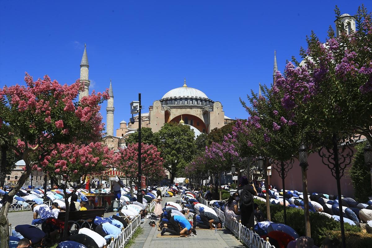 Ayasofya'da turistler ve ibadet edenler aynı karede