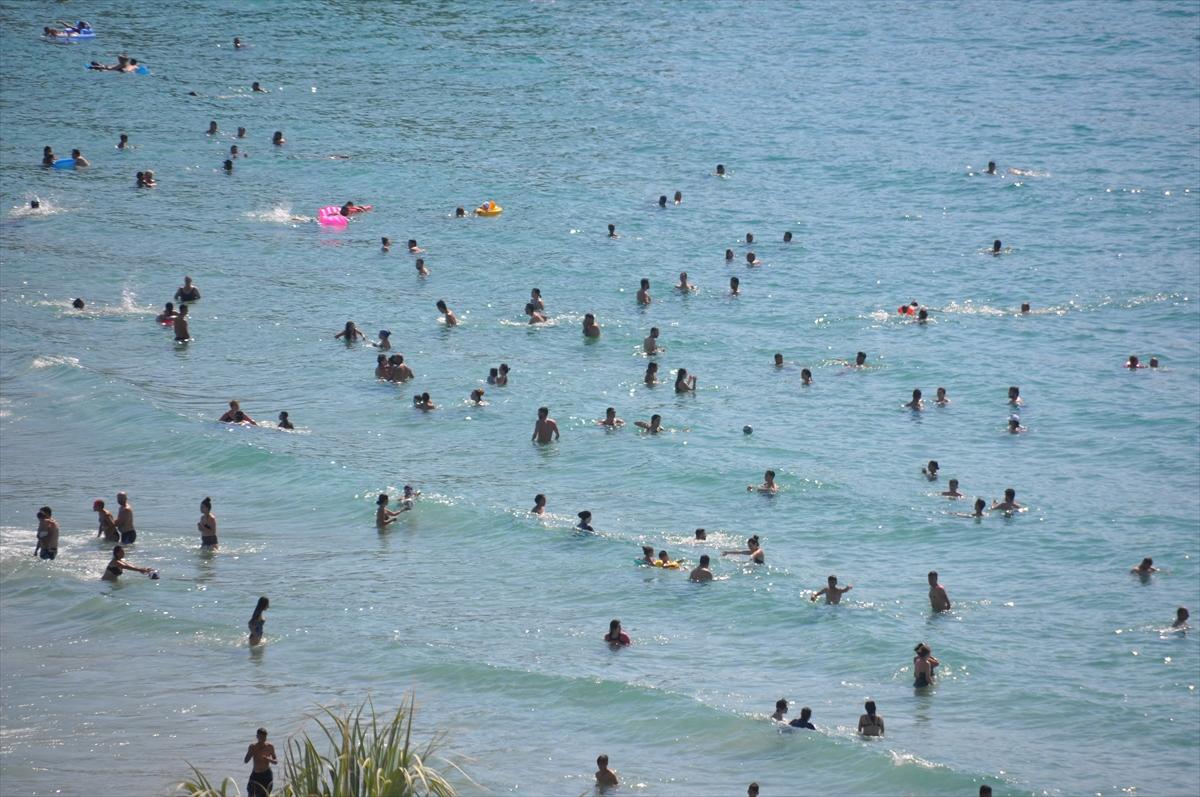 Kuşadası ve Didim sahillerinde bayram yoğunluğu