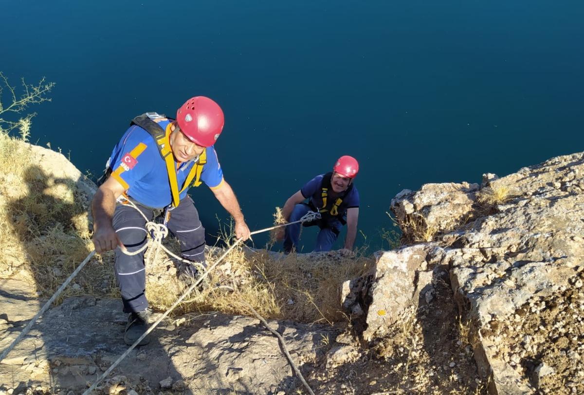 Adıyaman'da uçurumda mahsur kalan keçi kurtarıldı