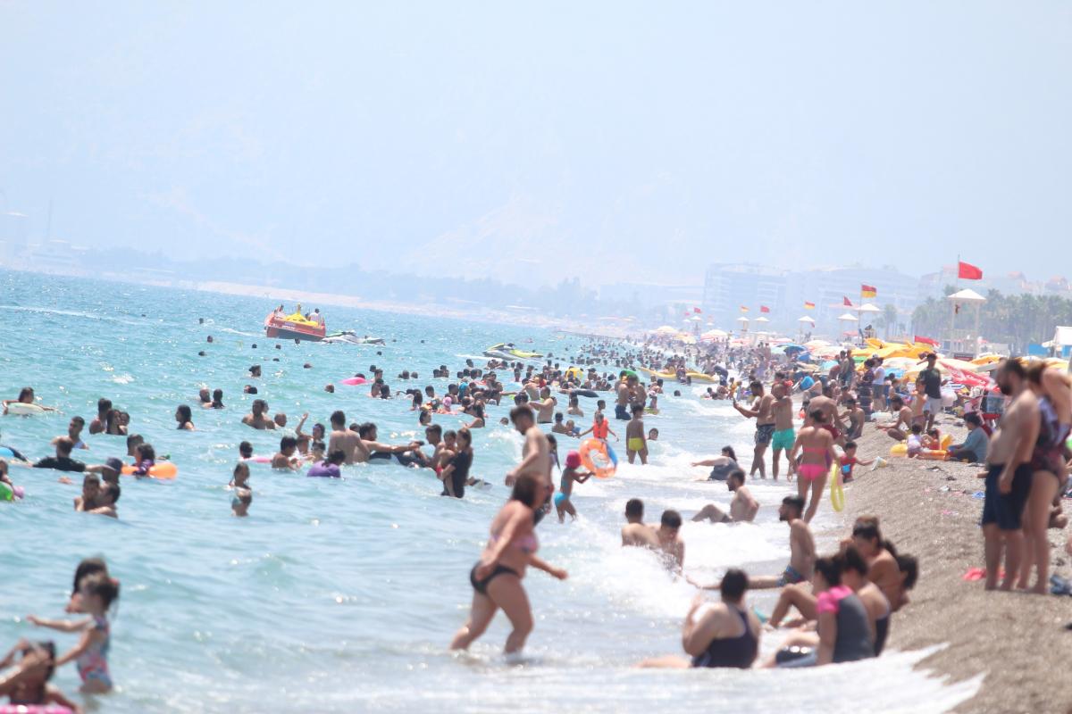 Antalya'da vatandaşlar, Konyaaltı'na akın etti