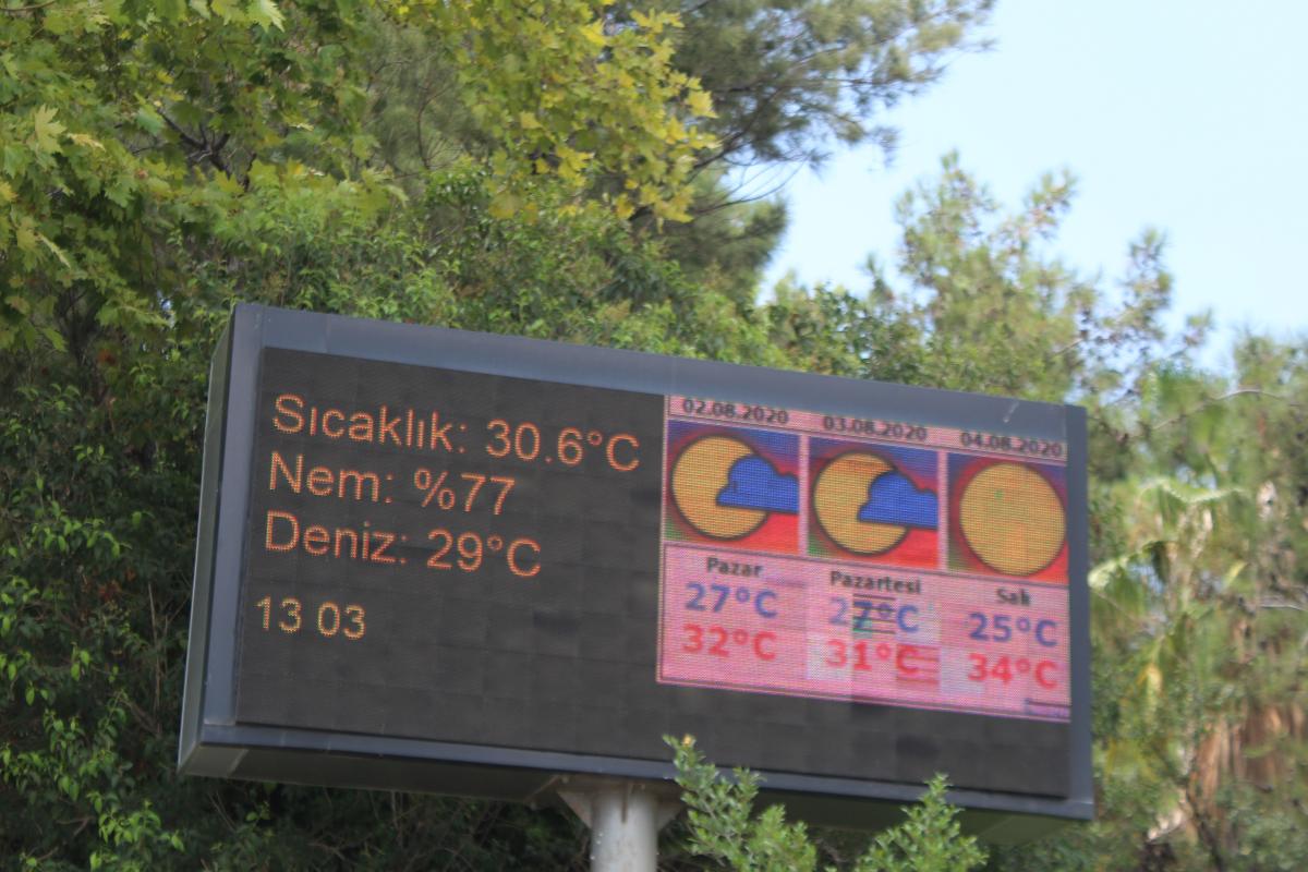 Antalya'da vatandaşlar, Konyaaltı'na akın etti