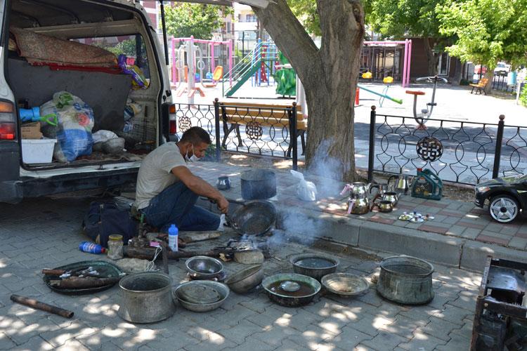Dede mesleğini, Türkiye'yi dolaşarak yaşatıyor