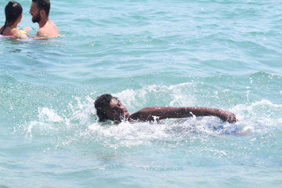 Antalya'da vatandaşlar, Konyaaltı'na akın etti