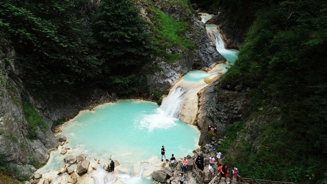 Mavigöl, rengiyle kendisine hayran bırakıyor