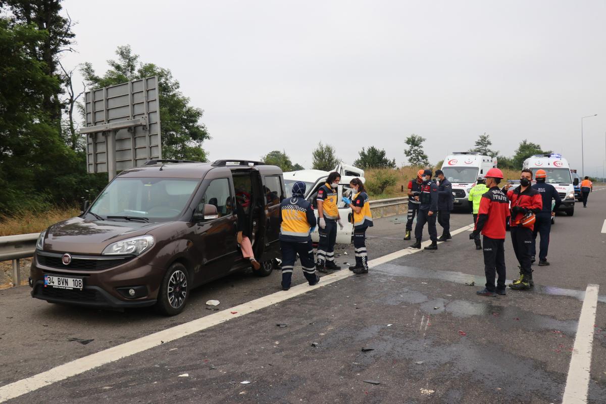 TEM’de zincirleme kaza: 8 yaralı