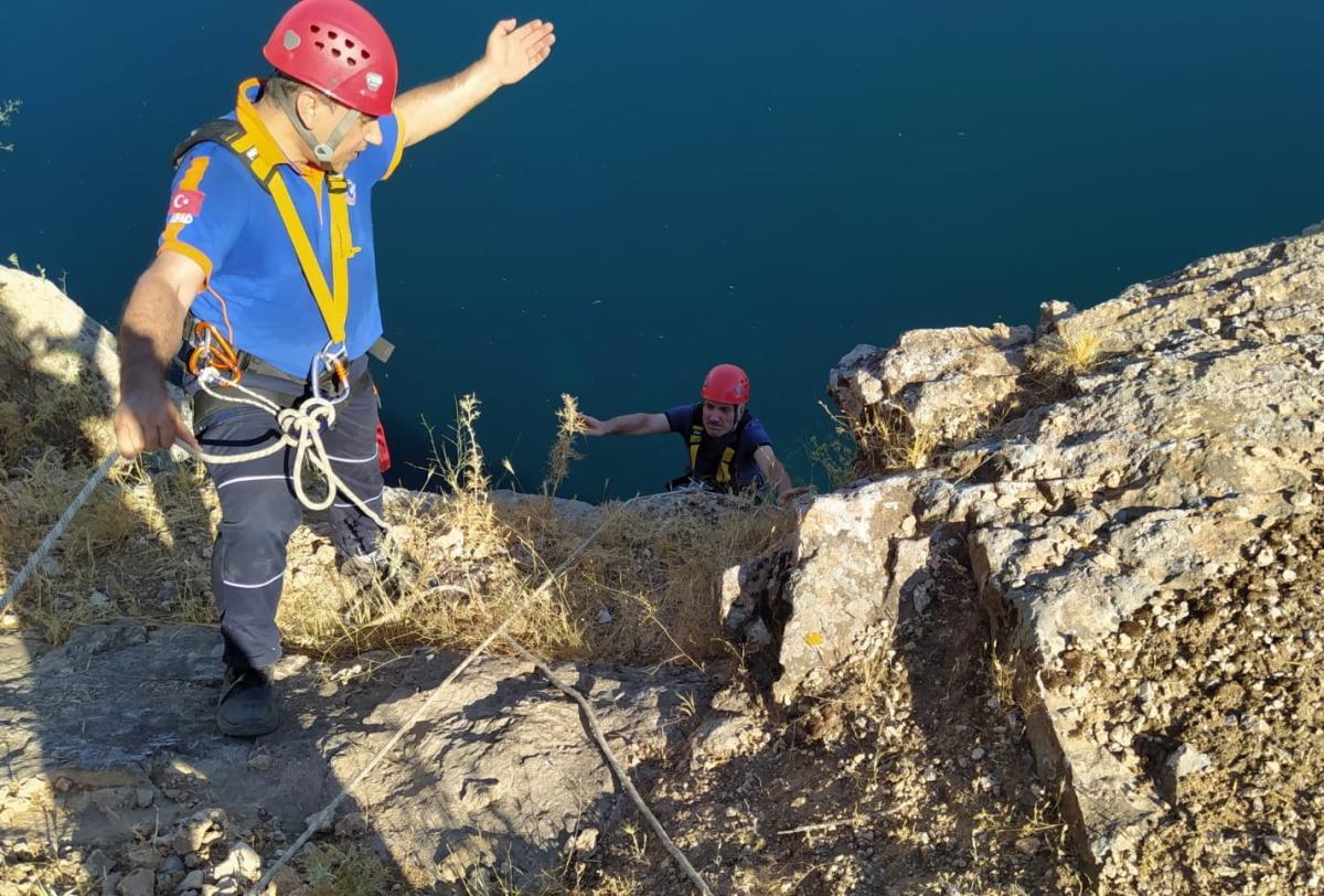Adıyaman'da uçurumda mahsur kalan keçi kurtarıldı