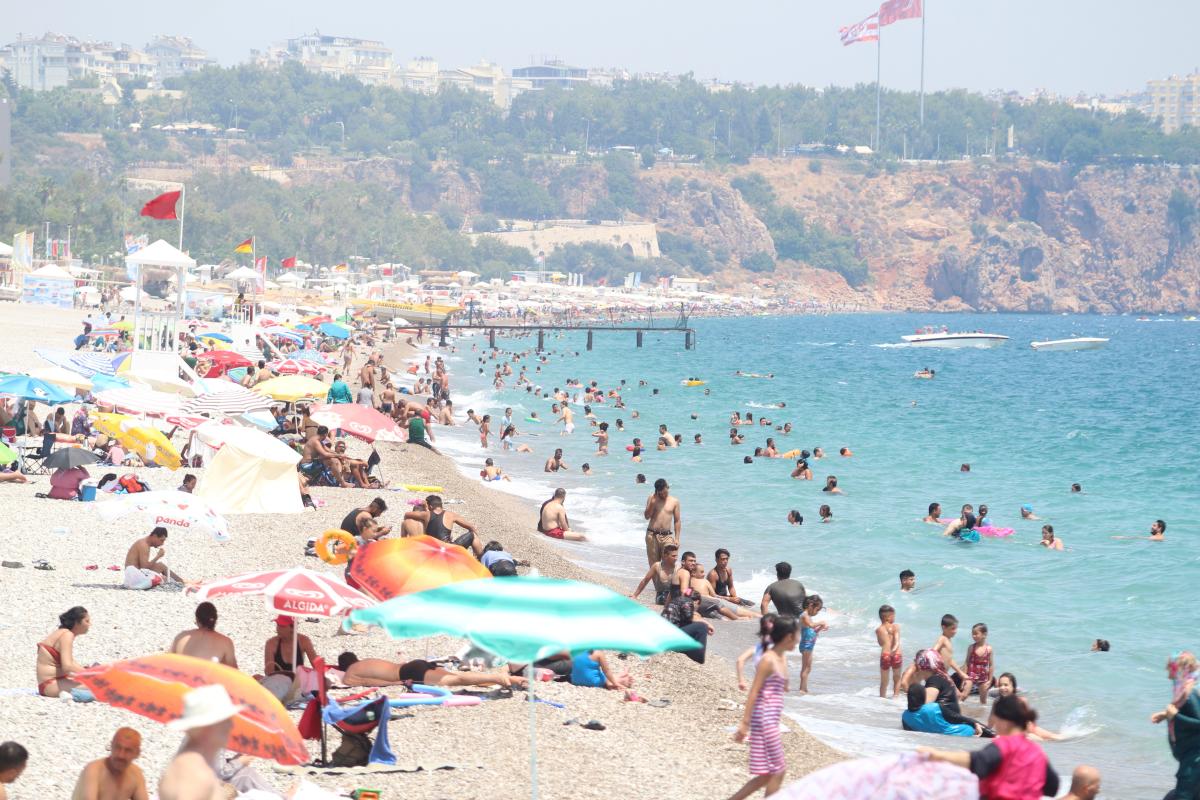 Antalya'da vatandaşlar, Konyaaltı'na akın etti