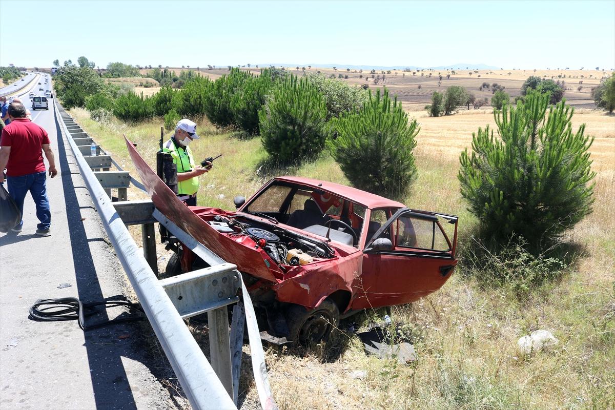 Uşak'ta otomobil bariyerlere çarptı: 1 ölü, 6 yaralı