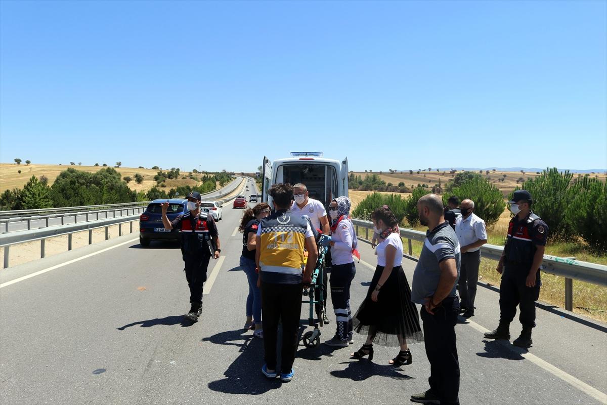 Uşak'ta otomobil bariyerlere çarptı: 1 ölü, 6 yaralı