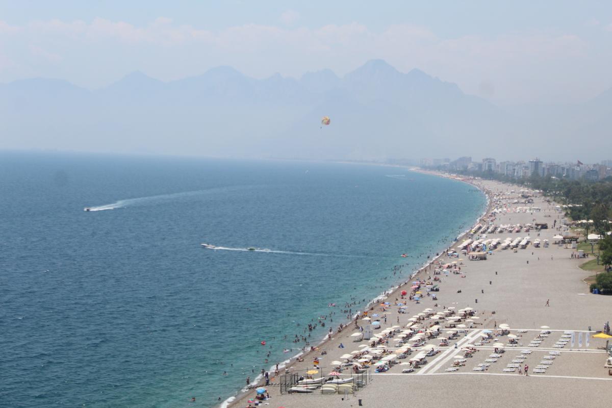 Antalya'da vatandaşlar, Konyaaltı'na akın etti