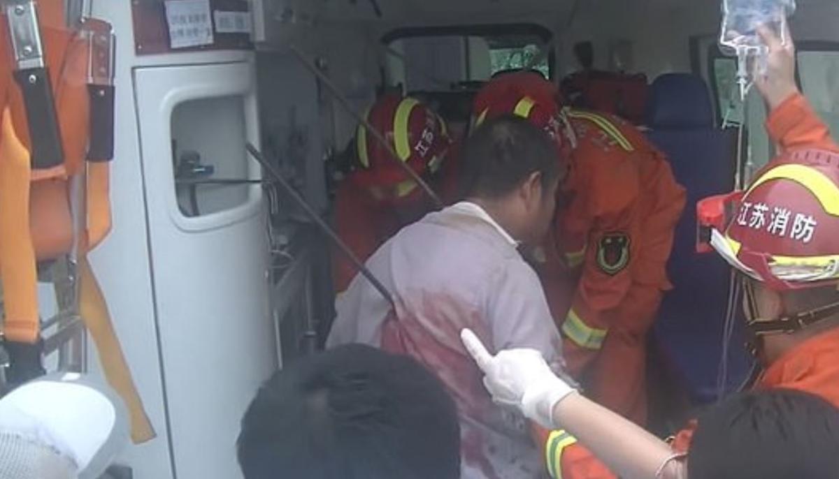 Çin'de demir saplanan inşaat işçisi ölümden döndü